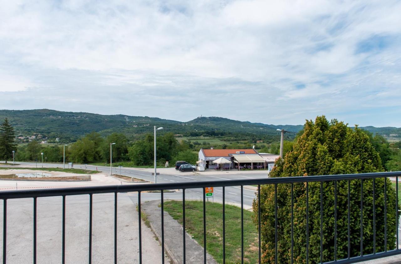 Hotel Potpićan Екстериор снимка